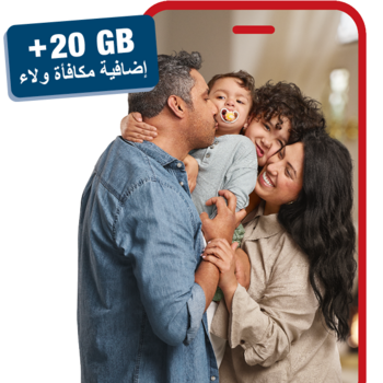 Familie mit zwei Kindern in inniger Umarmung mi Hinweis auf den Ortel Mobile Tarif Smart World L+ mit 20 GB Treuebonus